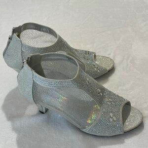PIERRE DUMAS WOMENS SILVER HEELS. SIZE 10M